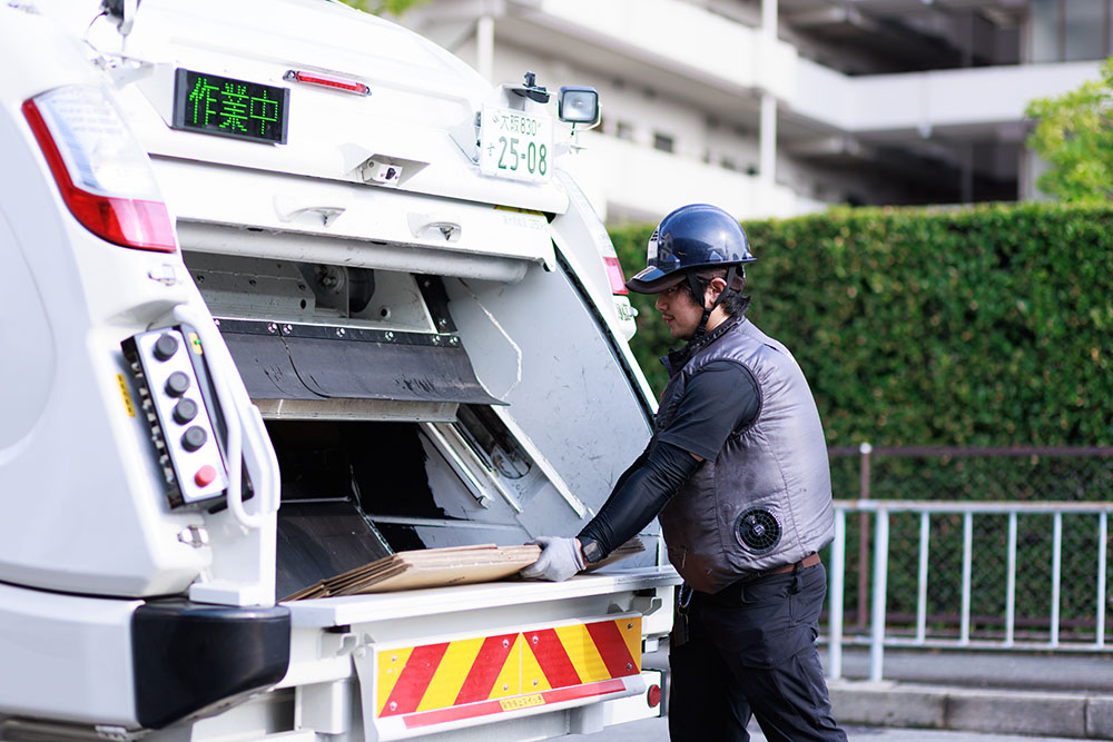 パッカー車で古紙回収