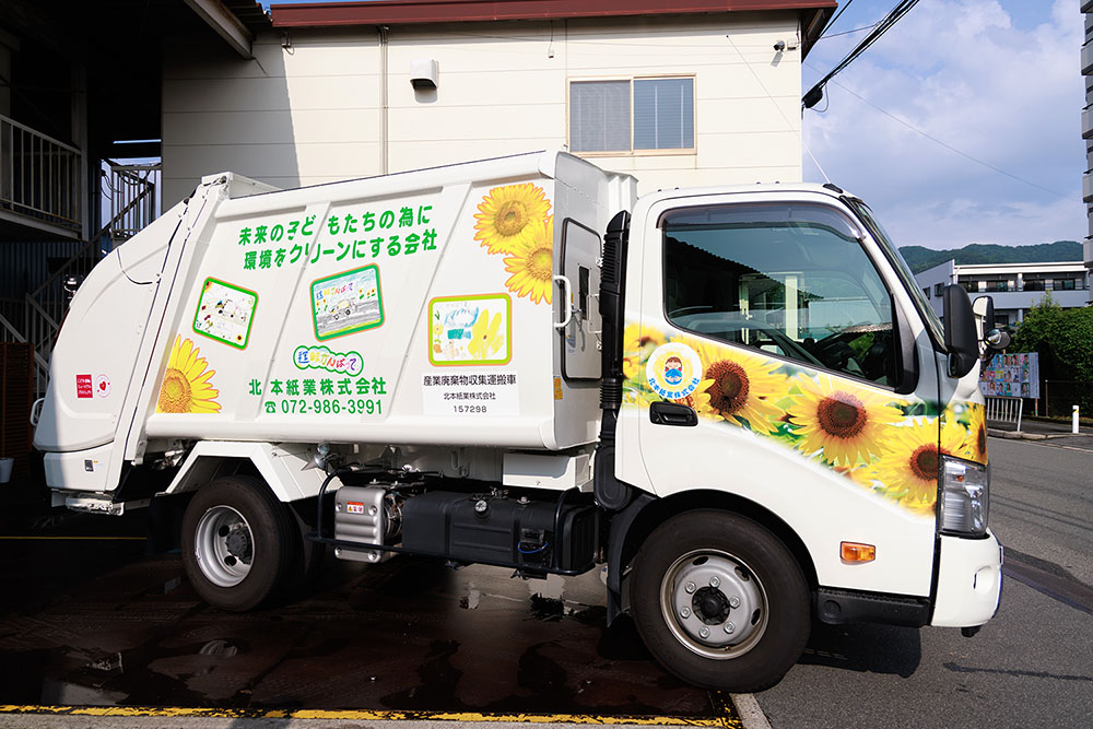 子ども未来プロジェクト、子供の絵が描かれたパッカー車