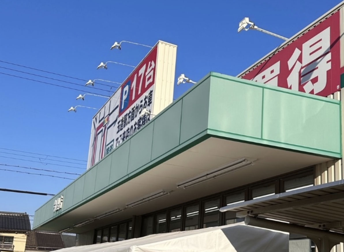 チョーキングで白っぽくなった店舗外壁